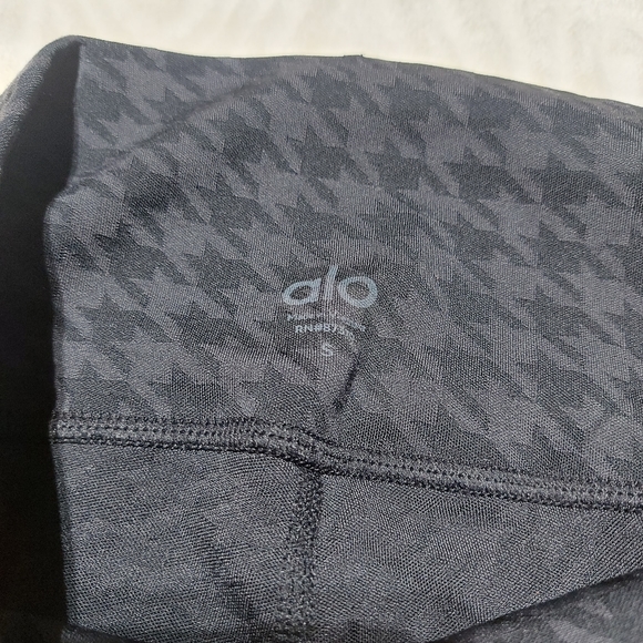 Alo Yoga high rise leggings with Reflective stripes - Picture 5 of 14